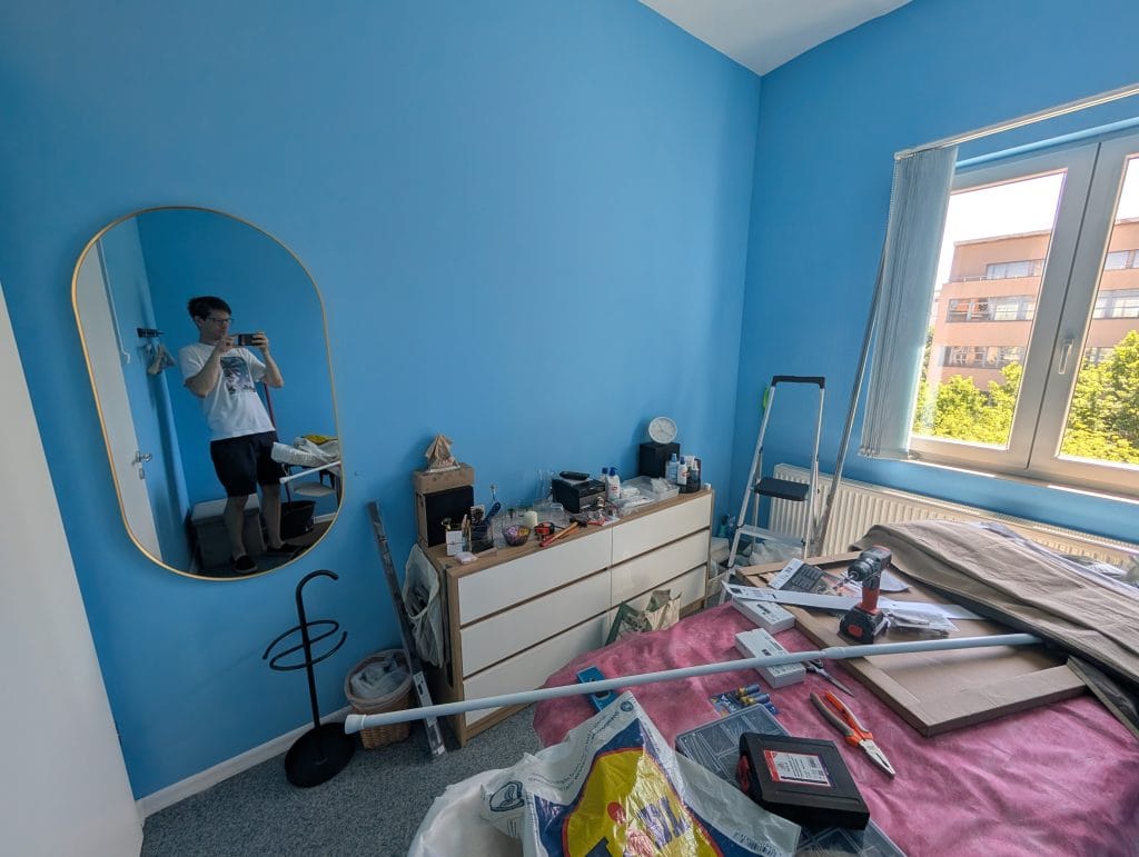 Tükör, szerszámok és függönyszerelés a készülő masszázsszobában